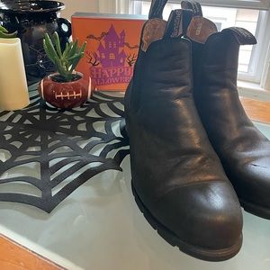 1671 Blundstone Black Chelsea Heeled Boots